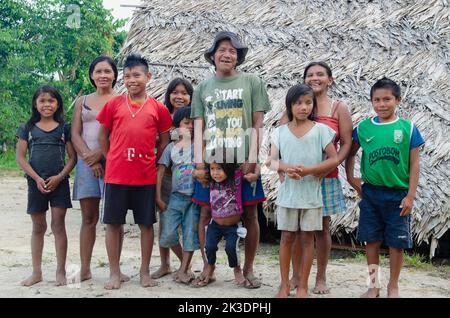 Piraparana, San Miguel, à l'extérieur de leur maison traditionnelle, Tukano famility. Banque D'Images