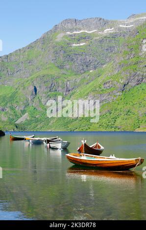 Norvège, îles de Lufoten, bateaux d'aviron sur le lac d'Ågvatnet près du village de Å. Banque D'Images