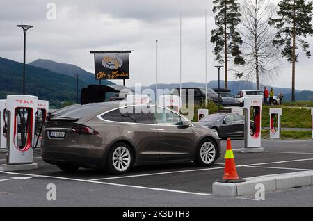 Norvège, véhicule Tesla en cours de recharge à une station de charge Tesla. Banque D'Images