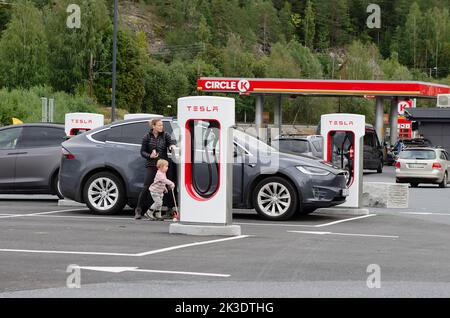 Norvège, véhicule Tesla en cours de recharge à une station de charge Tesla. Banque D'Images