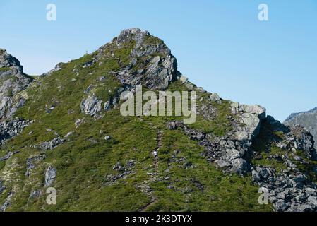 Norvège-, l'ouest de la Norvège, Sæbo, Trekker descendant du sommet adjascension au sommet de la montagne Saksa. Banque D'Images