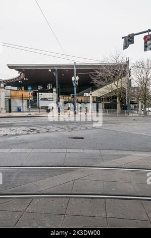 Un homme marche son chien, un Labrador doré en face de Jeld Wen Field, vu de l'autre côté de SW 18th Avenue, à Portland, Oregon. Banque D'Images