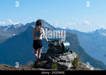 Norvège-, Norvège occidentale, Trekker en admirant la vue sur le sommet de la montagne Saksa avec Breidfonnhornet en arrière-plan. Sæbø. Banque D'Images