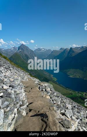 Norvège-, Norvège occidentale, chemin jusqu'au sommet de la montagne Saksa avec Breidfonnhornet en arrière-plan. Sæbø. Banque D'Images