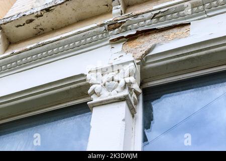 Un linteau orné dans un état de rénovation dans une propriété résidentielle victorienne à Londres, Royaume-Uni Banque D'Images