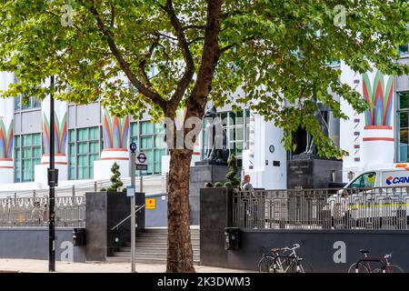 Des chats noirs sur garde à Greater London House, un grand bâtiment Art déco à Camden, Londres, Royaume-Uni. C'est un exemple du renouveau égyptien du début du 20th siècle Banque D'Images