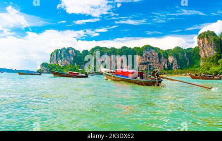 Vue depuis le bateau allant à la célèbre plage de Railay dans la ville de Krabi, en Thaïlande. Endroit préféré en Thaïlande avec la mer pure, le sable blanc et la roche calcaire magnifique Banque D'Images