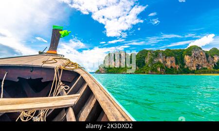 Vue depuis le bateau allant à la célèbre plage de Railay dans la ville de Krabi, en Thaïlande. Endroit préféré en Thaïlande avec la mer pure, le sable blanc et la roche calcaire magnifique Banque D'Images