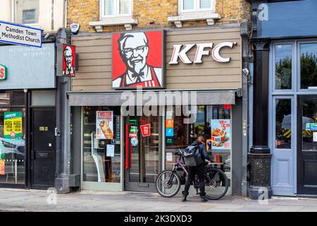 Une succursale de KFC sur Camden High Street, Londres, Royaume-Uni Banque D'Images