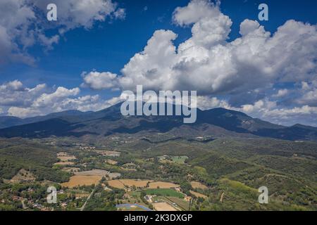 Vue aérienne sur les environs de la ville de Sant Celoni. En arrière-plan, la montagne Montseny (Vallès Oriental, Barcelone, Catalogne, Espagne) Banque D'Images