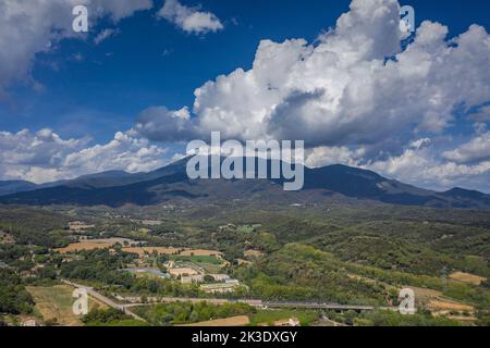 Vue aérienne sur les environs de la ville de Sant Celoni. En arrière-plan, la montagne Montseny (Vallès Oriental, Barcelone, Catalogne, Espagne) Banque D'Images