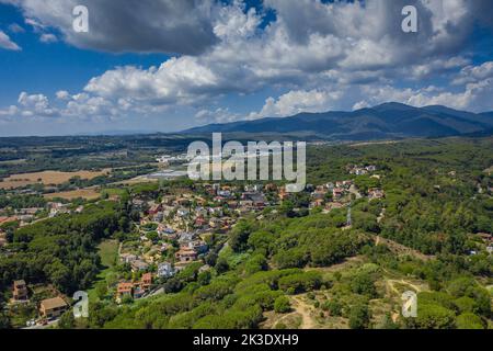 Vue aérienne sur les environs de la ville de Sant Celoni. En arrière-plan, la montagne de Sant Elies (Vallès Oriental, Barcelone, Catalogne, Espagne) Banque D'Images