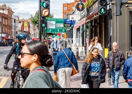 Clients de Camden High Street, Londres, Royaume-Uni Banque D'Images