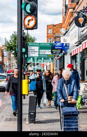 Clients de Camden High Street, Londres, Royaume-Uni Banque D'Images