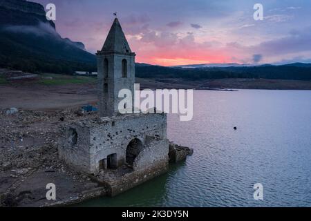 Clocher de Sau entièrement exposé pendant la sécheresse de 2022. Lever de soleil rouge dans le marais (Osona, Barcelone, Catalogne, Espagne) ESP: Campanario de Sau Banque D'Images