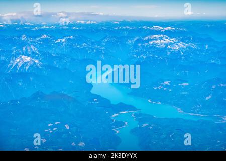 Lac STrive et montagnes côtières avec feux de forêt visibles au loin, C.-B., Canada Banque D'Images