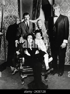 Lisa Loring, Carolyn Jones, Ken Weatherwax, Ted Cassidy, Blossom Rock, John Astin, Jackie Coogan, 'la famille Addams' (1964) ABC. (Dossier THA n° de référence 34408-036THA) Banque D'Images