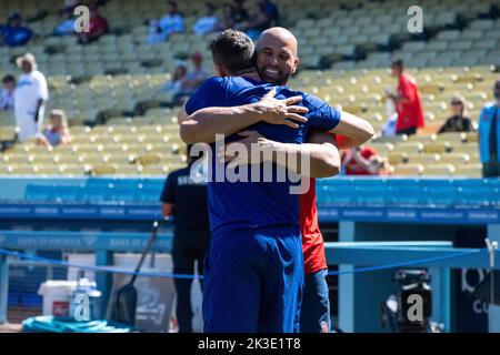 Les Los Angeles Dodgers démarrant le lanceur Walker Buehler (21) et réunissant Louis Cardinals désigné frappeur Albert Pujols (5) avant un match de Ligue majeure de baseball entre les formés Louis Cardinals et les Los Angeles Dodgers au Dodger Stadium le 25 septembre 2022 à LOS ANGELES, Calif. Les Dodgers ont battu les Cardinals 4-1. (Aliyah Navarro/image du sport) Banque D'Images