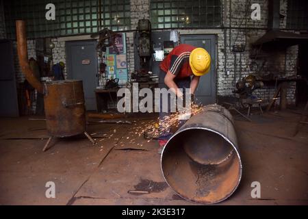 Lviv, Ukraine. 2nd septembre 2022. Un travailleur de la société de services publics Lviv fait un vide pour un four métallique spécial pour le chauffage des sous-sols des maisons et des abris. Les entreprises communautaires Lviv fabriquent des poêles métalliques spéciaux qui peuvent être utilisés pour chauffer des abris et des sous-sols de maisons. En raison de la menace de destruction des infrastructures critiques par les bombes russes, Lviv pourrait être sans chauffage en hiver. Ces poêles sont faits pour fournir aux gens de la chaleur. Pour obtenir la chaleur d'eux, vous devez brûler le bois dans eux. La ville prévoit de fabriquer et d'installer environ mille poêles de ce type. (Credit image: © Pavlo Pa Banque D'Images