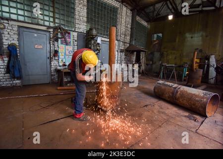 Lviv, Ukraine. 2nd septembre 2022. Un travailleur de la société de services publics Lviv fabrique un poêle en métal spécial pour chauffer les sous-sols des maisons et des abris. Les entreprises communautaires Lviv fabriquent des poêles métalliques spéciaux qui peuvent être utilisés pour chauffer des abris et des sous-sols de maisons. En raison de la menace de destruction des infrastructures critiques par les bombes russes, Lviv pourrait être sans chauffage en hiver. Ces poêles sont faits pour fournir aux gens de la chaleur. Pour obtenir la chaleur d'eux, vous devez brûler le bois dans eux. La ville prévoit de fabriquer et d'installer environ mille poêles de ce type. (Credit image: © Pavlo Palamarchuk/SOPA Banque D'Images