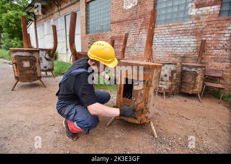 Lviv, Ukraine. 2nd septembre 2022. Un homme regarde un poêle en métal spécial prêt à l'emploi pour chauffer les sous-sols de maisons et d'abris, qui sera installé à Lviv en raison de l'invasion militaire russe de l'Ukraine. Les entreprises communautaires Lviv fabriquent des poêles métalliques spéciaux qui peuvent être utilisés pour chauffer des abris et des sous-sols de maisons. En raison de la menace de destruction des infrastructures critiques par les bombes russes, Lviv pourrait être sans chauffage en hiver. Ces poêles sont faits pour fournir aux gens de la chaleur. Pour obtenir la chaleur d'eux, vous devez brûler le bois dans eux. La ville prévoit de fabriquer et d'installer environ Banque D'Images