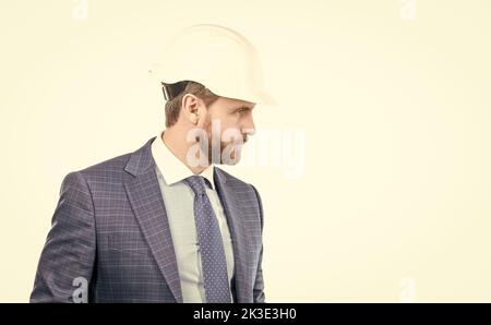 Ingénieur sérieux et fiable.Ingénieur civil isolé sur blanc.Homme d'affaires en casque et en costume Banque D'Images