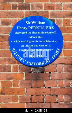 Une plaque bleue commémorant Sir William Henry Perkin F.R.S, à Cable Street, Londres. Banque D'Images