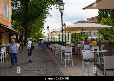 Ljubljana, Slovénie - 3 septembre 2022. Une route piétonne animée avec des bars et des restaurants sur le front de mer de la rivière Ljubljana Banque D'Images