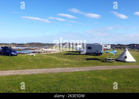 Camping-cars et tentes à la ferme de Fidden sur l'île de Mull dans les Hébrides intérieures d'Écosse Banque D'Images