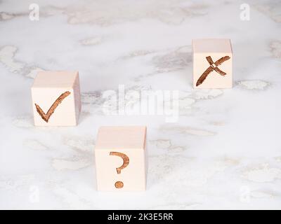 Cubes en bois avec des coches comme concept de choix et de prise de décision Banque D'Images