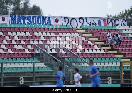 Castel Di Sangro, Italie. 26th septembre 2022. Les supporters japonais applaudissent lors du match de football amical entre l'Italie U21 et le Japon U21 au stade Teofilo Patini à Castel di Sangro (Italie), 26 septembre 2022. Photo Cesare Purini/Insidefoto crédit: Insidefoto di andrea staccioli/Alamy Live News Banque D'Images