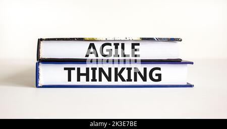 Symbole de pensée agile. Concept Words Agile Thinking on books. Magnifique table blanche fond blanc. Concept de pensée flexible et agile. Co Banque D'Images