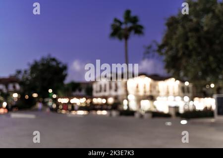 Image abstraite et superbe de rue européenne confortable la nuit avec de magnifiques lumières bokeh. Superbe toile de fond pour votre conception. Concept de voyage. Copier l'espace. Banque D'Images