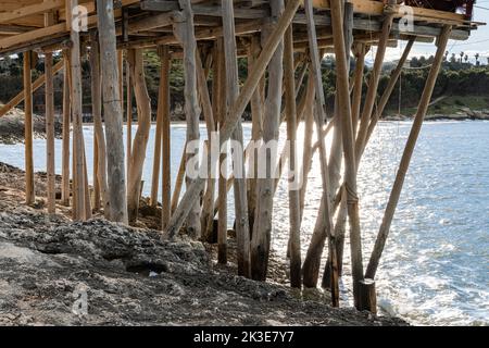 Poteaux de support pour la baie de Trabucco San Lorenzo à Vieste. Vieste, province de Foggia, Puglia, Italie Banque D'Images