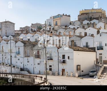 Le Rione Carmine est un quartier historique qui se caractérise par des maisons en terrasse donnant sur le golfe de Manfredonia. Monte Sant'Angelo, Pouilles Banque D'Images