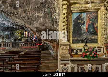 Entrée à la grotte du Sanctuaire de San Michele Arcangelo.le sanctuaire a été un lieu de pèlerinage important depuis le début du Moyen Age.Puglia Banque D'Images