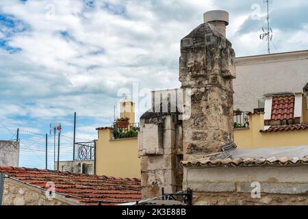 Cheminées typiques et balcons des maisons de la ville balnéaire de Mattinata. Mattinata, province de Foggia, Puglia, Italie, Europe Banque D'Images