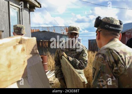 Tooksook Bay, États-Unis. 24th septembre 2022. Les soldats américains de la Garde nationale de l'Alaska aident les résidents locaux à nettoyer les biens endommagés pendant l'opération Merbok Response, à 24 septembre 2022, dans la baie Toksook, en Alaska. Les villages côtiers reculés ont subi des dommages causés par les restes du typhon Merbok qui ont causé des inondations sur plus de 1 000 kilomètres de côtes de l'Alaska. Crédit : 1st Lt. Balinda O'Neal/US Army/Alamy Live News Banque D'Images