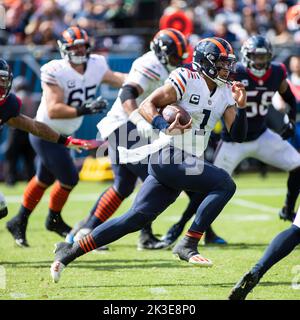 Chicago, Illinois, États-Unis. 25th septembre 2022. - Chicago Bears Quarterback #1 Justin Fields court avec le ballon pendant le match entre les Houston Texans et les Chicago Bears au Soldier Field à Chicago, il. Crédit : csm/Alay Live News Banque D'Images