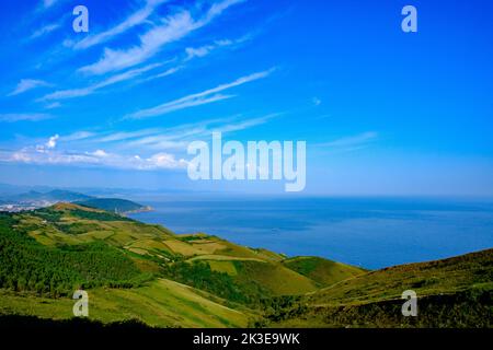 Vue sur l'océan depuis le Mont Jaizkibel, Hondarribia, pays basque, Espagne Banque D'Images