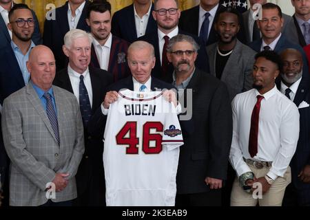 Washington, États-Unis. 26th septembre 2022. Le président des États-Unis Joe Biden pose pour des photos avec un maillot d'équipe qui lui a été remis lors d'une cérémonie d'accueil des Braves d'Atlanta à la Maison Blanche à Washington, DC pour célébrer leur championnat de la série mondiale 2021, 26 septembre 2022. Photo de Chris Kleponis/UPI crédit: UPI/Alay Live News Banque D'Images