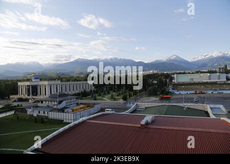 Vue sur la ville et les montagnes du Trans-SG Alatau depuis l'hôtel à Almaty, Kazakhstan Banque D'Images