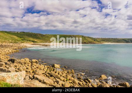 Les plages de Whitesand Bay et de Sennen Cove, dans les Cornouailles, qui se trouvent les unes à côté des autres. La photo est prise du South West Coast Path. Banque D'Images