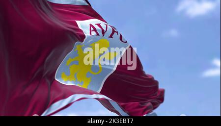 Birmingham, Royaume-Uni, 2022 mai : le drapeau du club de football Aston Villa agité dans le vent par temps clair. Aston Villa est un club de football professionnel basé moi Banque D'Images