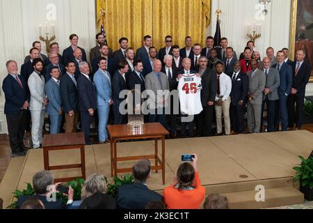 Washington, DC, États-Unis, 26 septembre 2022. Le président des États-Unis Joe Biden pose pour des photos avec un maillot d'équipe avec les Braves d'Atlanta alors qu'ils ont été accueillis à la Maison Blanche à Washington, DC pour célébrer leur championnat de la série mondiale 2021, 26 septembre 2022. Crédit: Chris Kleponis / piscine via CNP Banque D'Images