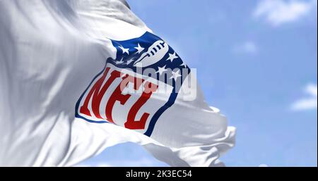 Inglewood, CA, Etats-Unis, janvier 2022 : le drapeau portant le logo de la NFL agité dans le vent. NFL est une ligue professionnelle de football américain Banque D'Images