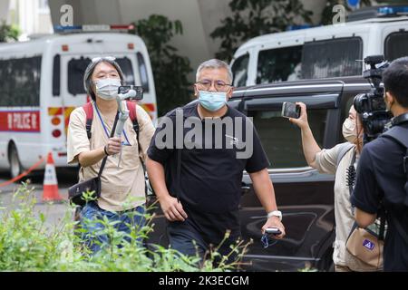 Le président de l'Association des journalistes de Hong Kong, Ronson Chan Ron-Sing, arrive au tribunal MagistrateHH de West Kowloon. Chan est accusé d'obstruction présumée à un policier à Mong Kok alors qu'il était en route vers une mission de signalement plus tôt ce mois-ci. 22SEP22 SCMP / Jonathan Wong Banque D'Images