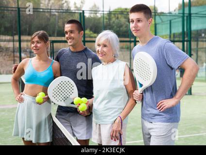 Joueurs de padel de tennis jeunes et adultes sur le court Banque D'Images