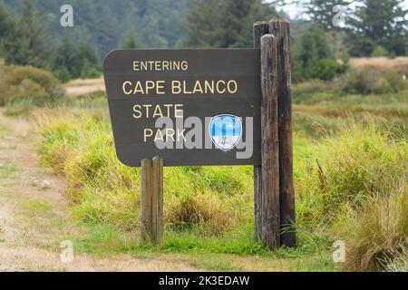 Port Orford, OREGON, États-Unis - 17 septembre 2022 ; panneau portant le logo des parcs nationaux de l'Oregon pour le parc national du Cap Blanco Banque D'Images