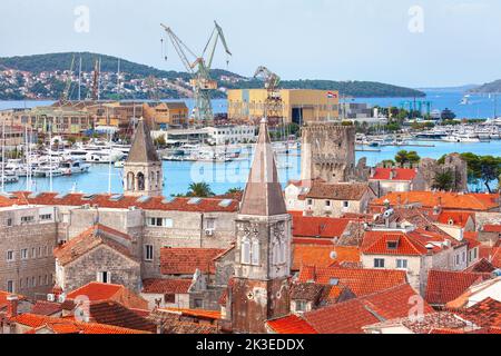 Trogir Croatie Vieille ville et Port . Toits carrelés de la ville côtière . Vue d'en haut sur l'architecture médiévale Banque D'Images